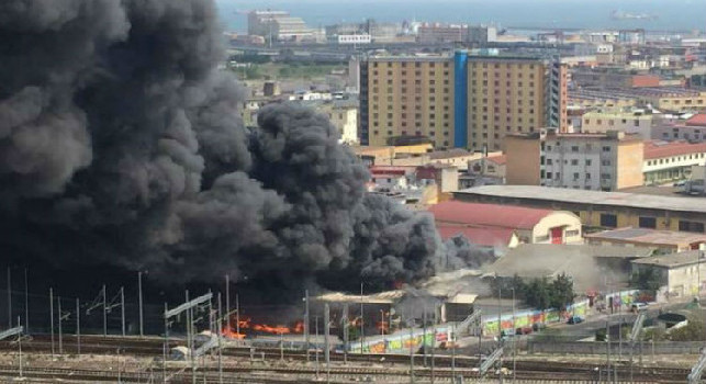 Maxi incendio a Napoli, enorme colonna di fumo nero invade la città [FOTO]