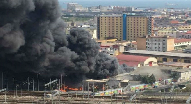 Maxi incendio a Napoli, enorme colonna di fumo nero invade la citt&agrave; [FOTO]