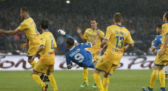 14 maggio 2016 - Quattro anni fa Higuain metteva a segno l'ultimo capolavoro in azzurro entrando nella storia del calcio italiano [VIDEO]