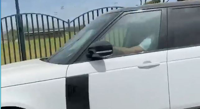 Sportitalia - Manolas ritorna a Castel Volturno col suo Range Rover dopo l'infortunio [VIDEO]