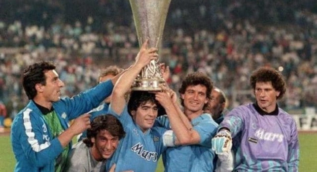 31 anni fa la Coppa UEFA, Maradona ricondivide il video del Napoli: Grazie a compagni di squadra e citt&agrave;! [VIDEO]