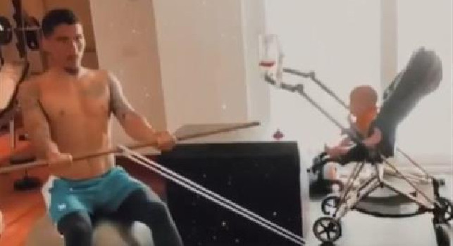 Allan e sua moglie si allenano in salotto mentre il loro piccolo è lì con loro [VIDEO]