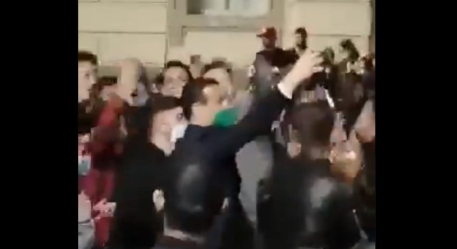 Clamoroso ad Avellino: il sindaco nel bel mezzo di un assembramento, cori contro Salerno e De Luca [VIDEO]