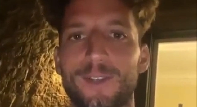 Mertens, che show! Il belga si affaccia dalla finestra dell'albergo in mutande [FOTO]