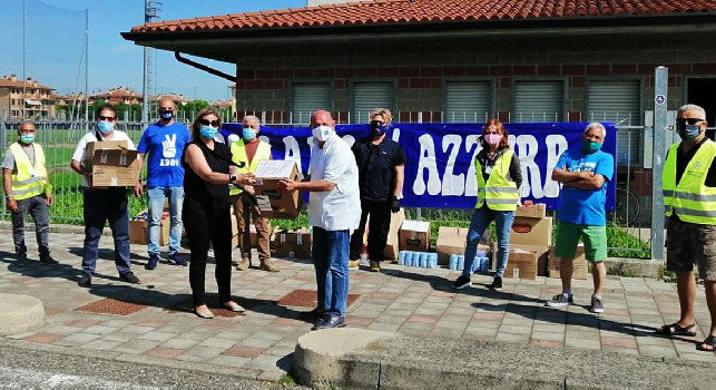 Milano, i tifosi del Club Napoli Milano Azzurra donano pacchi alimentari alle famiglie bisognose [FOTO]