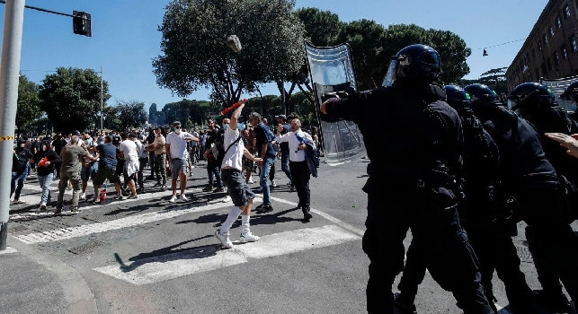 Roma, scontri nella manifestazione di ultr&agrave; e Forza Nuova! Arrestato un napoletano, un poliziotto: Vieni da Napoli a fare il c*****ne [VIDEO]