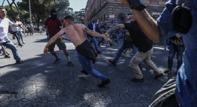Manifestazione Ultrà a Roma, cariche e lanci di bottiglie contro i giornalisti al Circo Massimo: ecco quali tifoserie sono presenti, assenti gli ultras del Napoli