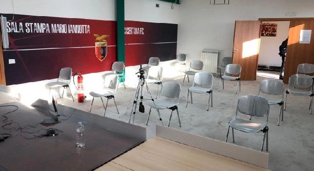 Casertana, teppisti irrompono in sala stampa e seminano il panico: tre feriti [VIDEO]