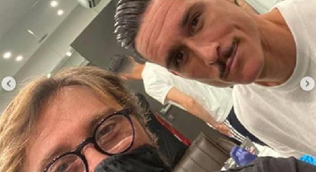Callejon dal barbiere, nuovo taglio di capelli e firma sulle scarpette [FOTO & VIDEO]