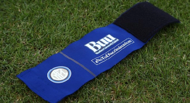 Napoli-Inter - I nerazzurri scenderanno in campo per il riscaldamento con una fascia contro il razzismo [FOTO]