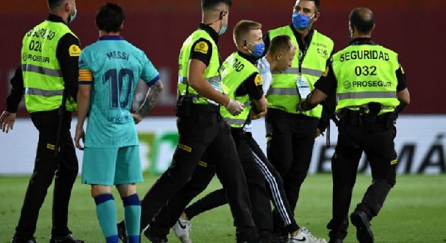 Maiorca-Barcellona a porte chiuse ma non impedisce l'invasione di campo ad un tifoso [FOTO]