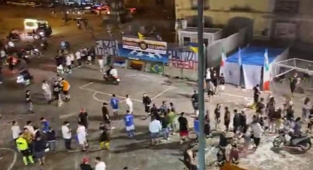 Clamoroso a Piazza Mercato: torneo di calcetto a 12 squadre con fuochi d'artificio, neomelodici e pubblico