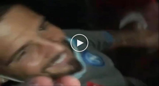 C'è solo un capitano! Insigne sorride, saluta e ringrazia la folla in stazione [VIDEO]