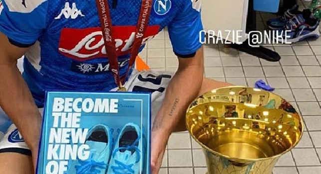 La Nike regala a Mertens delle scarpette personalizzate. Sullo scatolo c'è scritto: Diventa il nuovo re di Napoli [FOTO]