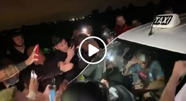 Mi batte il corazon. Ho visto Ciro Mertens, innamorato son!: tifosi bloccano il taxi del belga che impazzisce di gioia [VIDEO]
