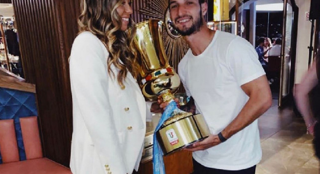 Cena di squadra, Politano in posa con la Coppa Italia [FOTO]