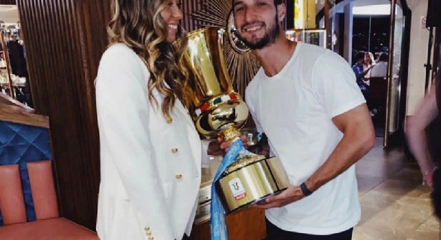 Cena di squadra, Politano in posa con la Coppa Italia [FOTO]