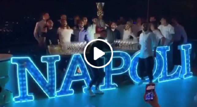Chi non salta è juventino!: giocatori del Napoli scatenati alla festa, cori anti Juve alzando la coppa al cielo [VIDEO]