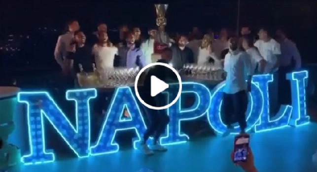 Chi non salta &egrave; juventino!: giocatori del Napoli scatenati alla festa, cori anti Juve alzando la coppa al cielo [VIDEO]