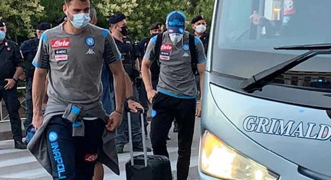 Sportitalia - Il Napoli lascia il San Paolo destinazione Capodichino: Mertens osannato dai tifosi, Gattuso in shorts [VIDEO]