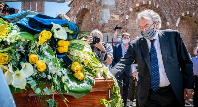 Ultimo saluto a Mario Corso per un centinaio di tifosi. Moratti: Era speciale