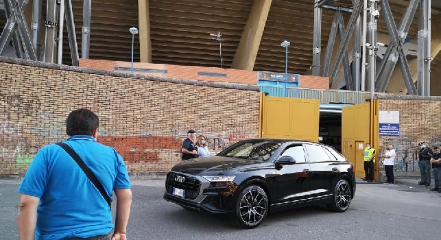 Sportitalia - Il Napoli lascia il San Paolo dopo la rifinitura: selfie con i tifosi per Gattuso, Manolas esce in Ferrari [VIDEO]
