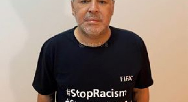 Le leggende dalla FIFA dicono no al razzismo, anche Maradona indossa una maglietta speciale [FOTO]
