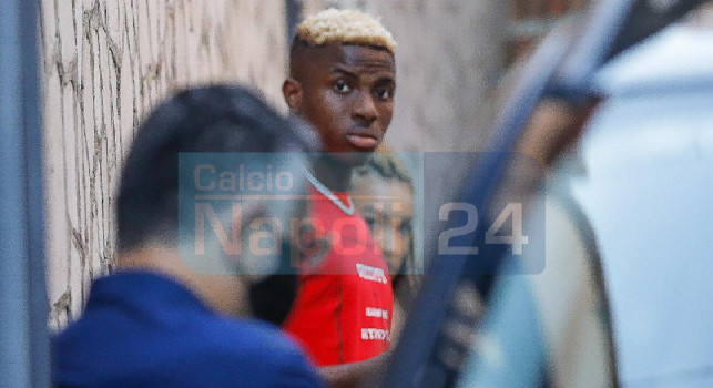 Osimhen lascia l'hotel Britannique per raggiungere Gattuso: le immagini [FOTO CN24]