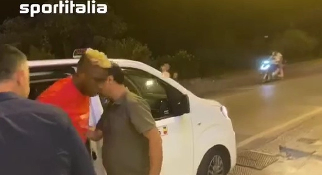 Sportitalia - Osimhen torna in albergo, il bomber non rilascia dichiarazioni [VIDEO]