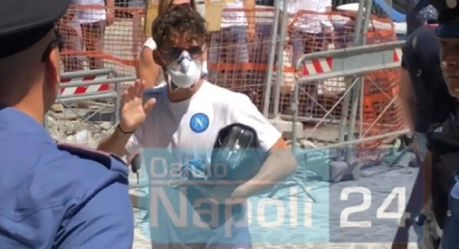 Il Napoli arriva all'hotel Palazzo Caracciolo per il ritiro pre gara: Mertens e Gattuso i più acclamati, Insigne unico a fermarsi per un selfie [FOTO & VIDEO CN24]