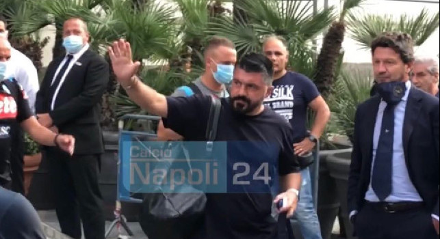 “Rino, l’anno prossimo li distruggiamo!”: i tifosi salutano Gattuso ed inneggiano a Mertens, Napoli verso il San Paolo in vista del match con la Roma [FOTO E VIDEO CN24]