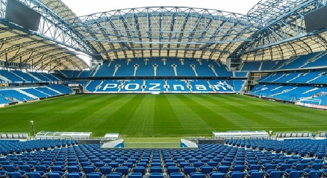 Clamoroso in Polonia, gli ultras del Lech Poznan motivano la squadra con una coreografia su Pablo Escobar