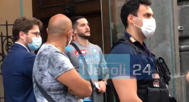 Gli azzurri abbandonano l'hotel del ritiro per dirigersi al San Paolo: entusiasmo dilagante dei tifosi! [FOTOGALLERY CN24]