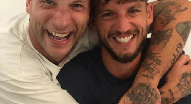 Il rapper Clementino posa sorridente con Mertens: Capocannonieri [FOTO]