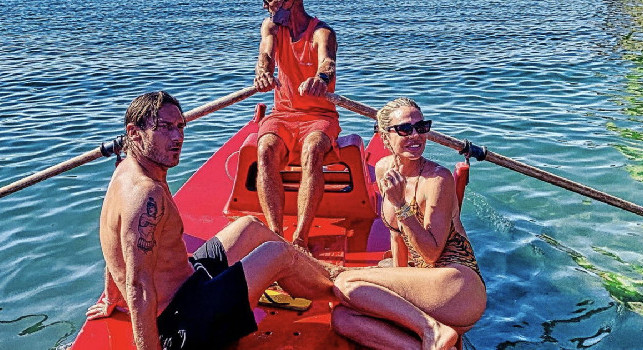 Totti a Ischia con Ilary: si è concesso un bagno nelle piscine termali prima di tornare al suo yacht