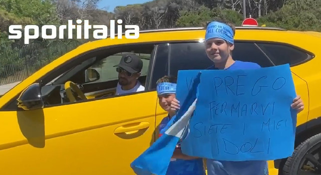 Sportitalia - Castel Volturno, un ragazzino mostra un cartello: Vi prego di fermarvi, siete i miei idoli. Arriva Insigne e lo accontenta [VIDEO]