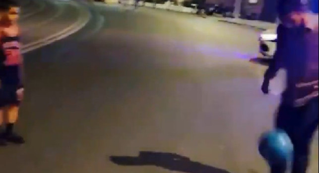 Younes dal cuore d'oro: palleggia con un bambino senza scarpe per le strade di Napoli [VIDEO]