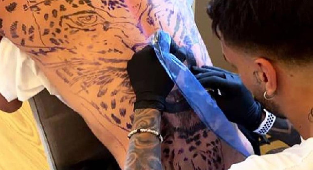 Politano si regala un maxi tatuaggio: volto di una tigre lungo l'intera schiena! [FOTO]