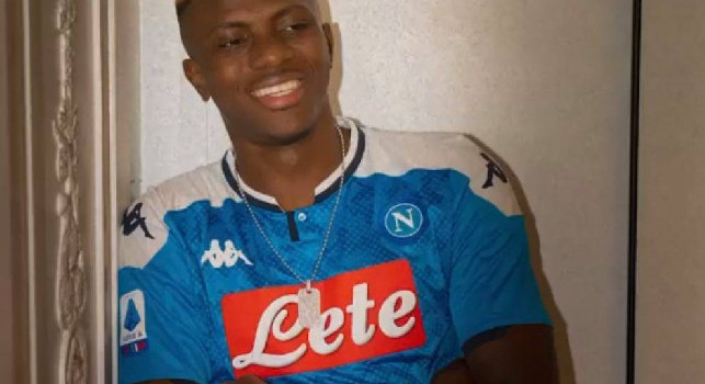 Osimhen non sta più nella pelle: sui social pubblica una nuova foto con la maglia del Napoli [FOTO]