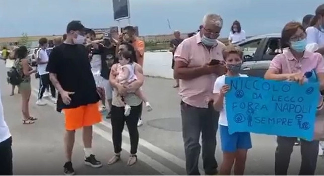 Sportitalia - I tifosi del Napoli fuori al centro sportivo, foto e autografi dei calciatori [VIDEO]