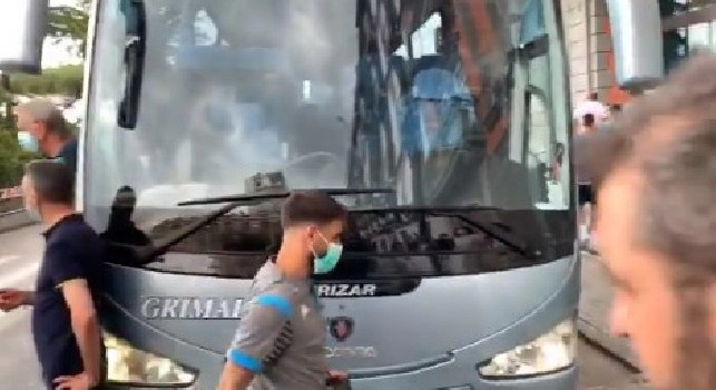 Barcellona-Napoli, azzurri rientrati al Britannique per il pranzo: Insigne saluta i tifosi [VIDEO]