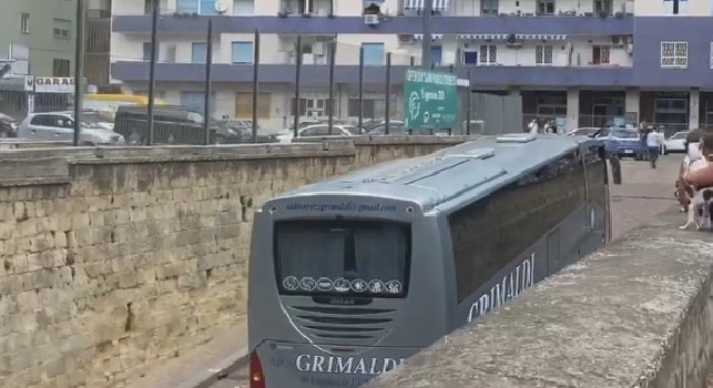 Sportitalia - Dalla rifinitura al San Paolo all'albergo per poi raggiungere l'aeroporto: tutti gli spostamenti di oggi del Napoli [VIDEO]