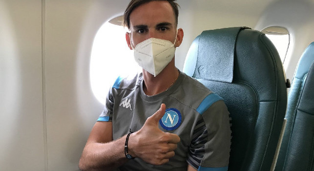 Napoli a bordo dell'aereo per Barcellona, Fabian Ruiz posa per uno scatto in mascherina [FOTO]