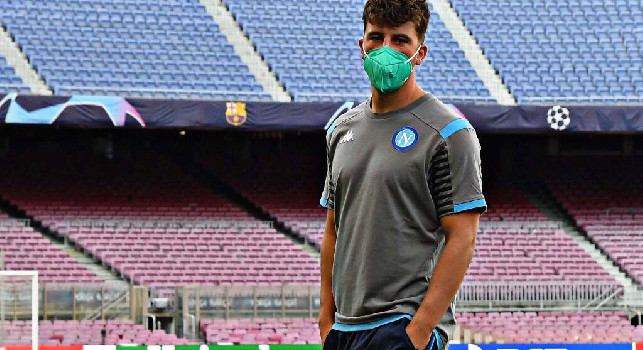 Il Napoli è appena arrivato al Camp Nou, tutti gli azzurri muniti di mascherina [VIDEO & FOTOGALLERY]