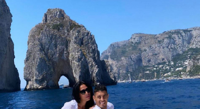 Vacanze a Capri per Faraoni: l'esterno con moglie e figli si gode l'isola azzurra [FOTO]