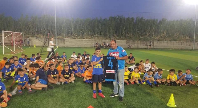Torneo di calcio in onore di Demme a Crotone: il mediano azzurro manda le sue maglie, regali anche per lui [FOTO]