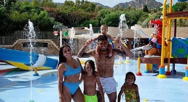 Giornata di relax per Allan: il brasiliano all'acquapark con la famiglia [FOTO]