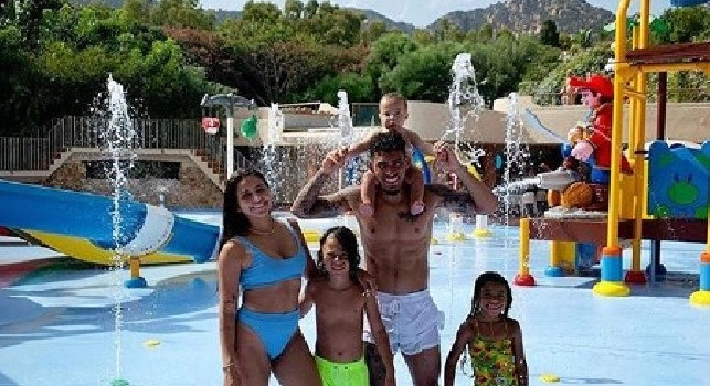 Giornata di relax per Allan: il brasiliano all'acquapark con la famiglia [FOTO]