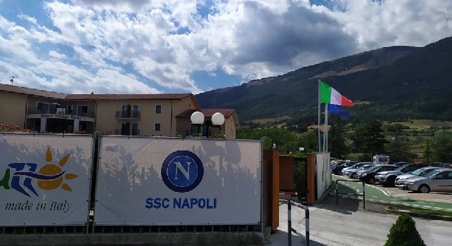 Tutto pronto a Castel di Sangro: gi&agrave; si respira aria di Napoli. Dal campo d'allenamento alle strade del paese fino all'hotel che ospiter&agrave; la squadra [FOTOGALLERY CN24]