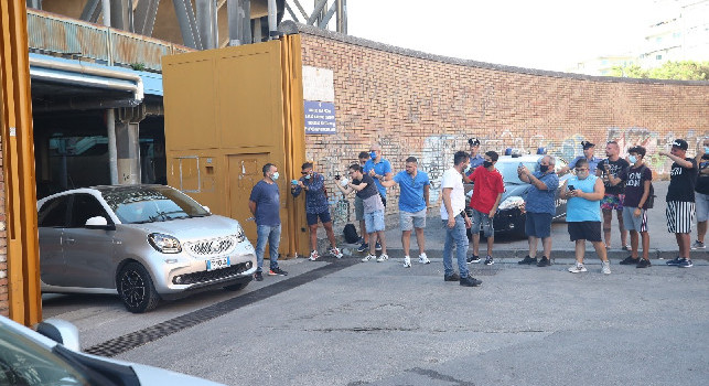 Raduno Napoli al San Paolo, tifosi presenti fuori lo stadio per salutare i calciatori [FOTOGALLERY CN24]